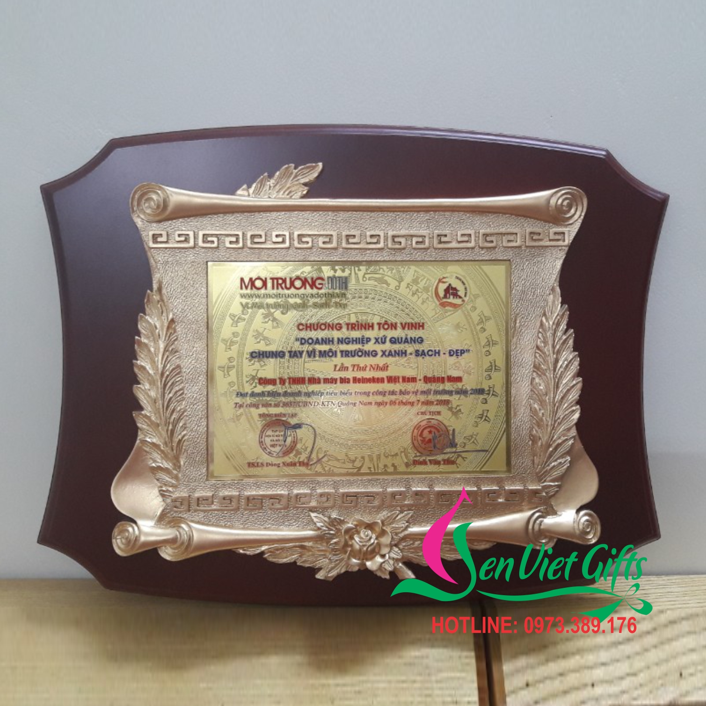 Nét đẹp của kỷ niệm chương, bảng vinh danh Sen Việt