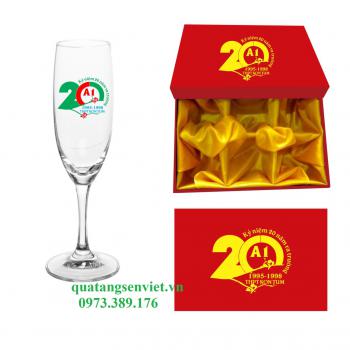 Ly thủy tinh họp lớp