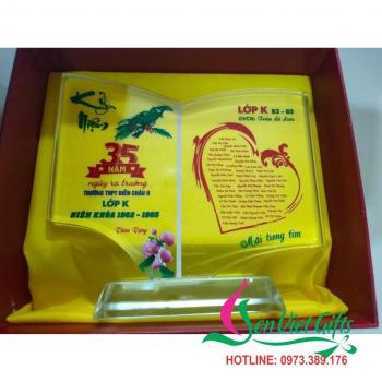 Kỷ niệm chương pha lê họp lớp hình quyển vở