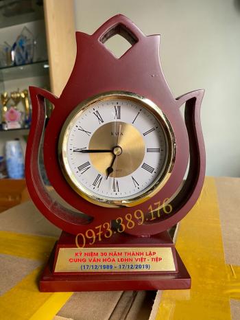 Đồng hồ gỗ để bàn M03