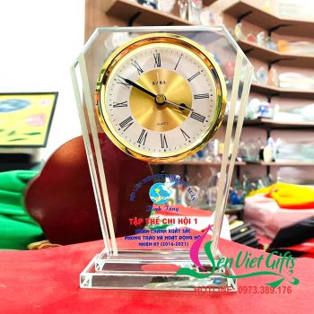 Kỷ niệm chương pha lê gắn đồng hồ