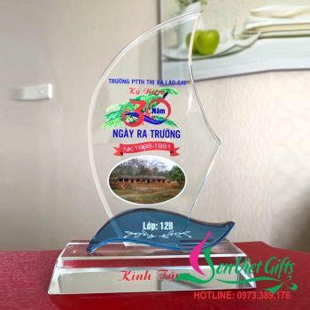 Cúp lưu niệm họp lớp 70