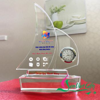 Kỷ niệm chương pha lê cánh buồm gắn đồng hồ