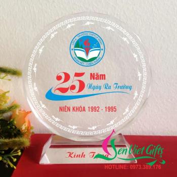 Kỷ niệm chương pha lê họp lớp 01